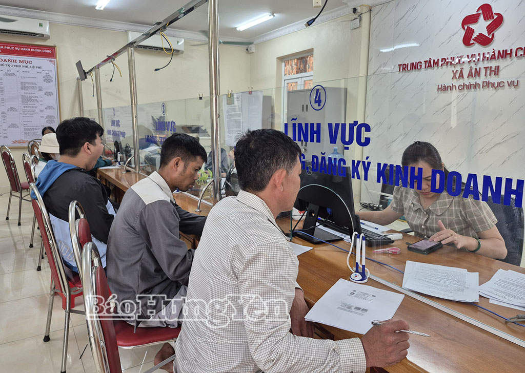 Công dân giao dịch tại Trung tâm Phục vụ hành chính công xã Ân Thi.