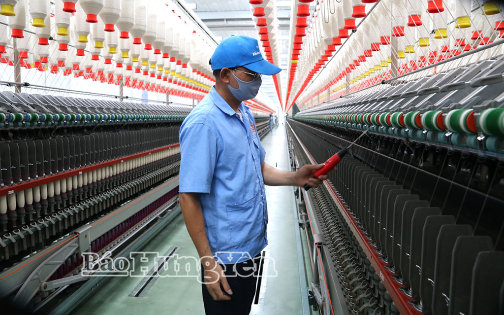 Công nhân Công ty Sợi dệt Hương Sen Comfor (CCN Đông Hải) vận hành sản xuất.(Ảnh Trịnh Cường)