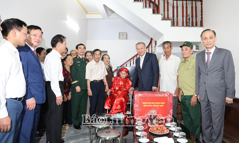 Tổng Bí thư Tô Lâm tặng quà gia đình liệt sĩ ở xã Hoàng Hoa Thám
