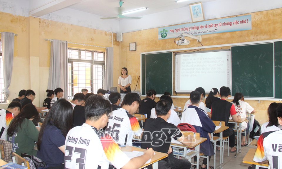 Miễn học phí nhưng đừng tăng “phụ phí”