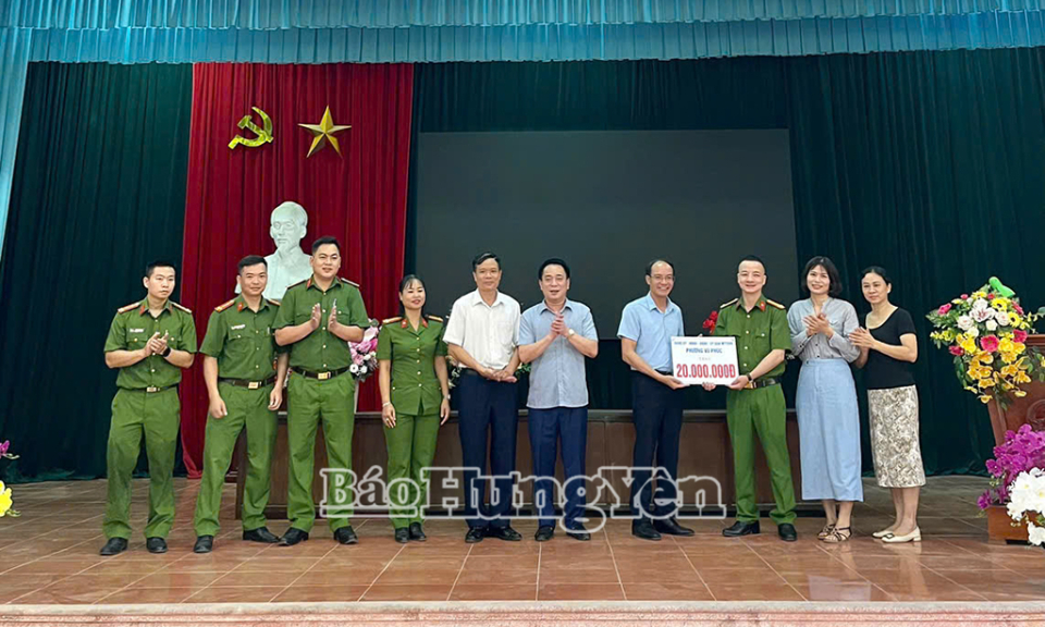 Phường Vũ Phúc khen thưởng lực lượng công an vì thành tích làm rõ vụ lừa đảo trên không gian mạng