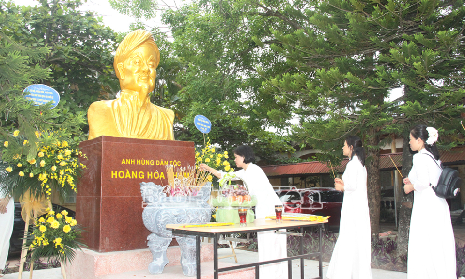 Cựu học sinh Trường THPT Hoàng Hoa Thám hội khóa 20 năm ra trường