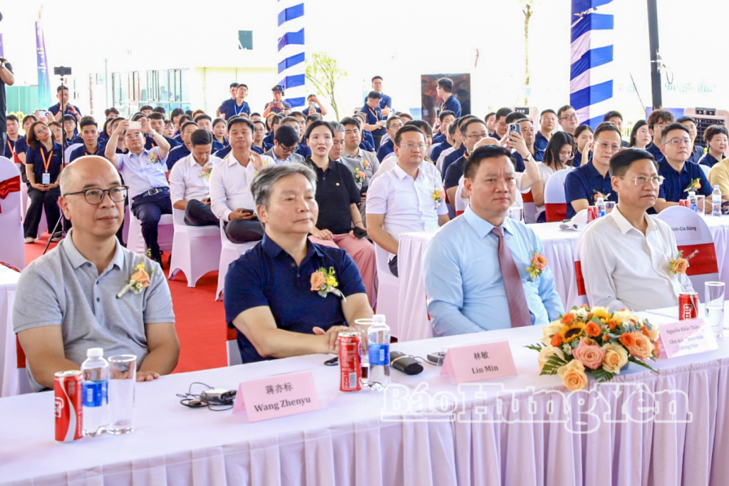 Các đại biểu dự lễ khánh thành nhà máy.
