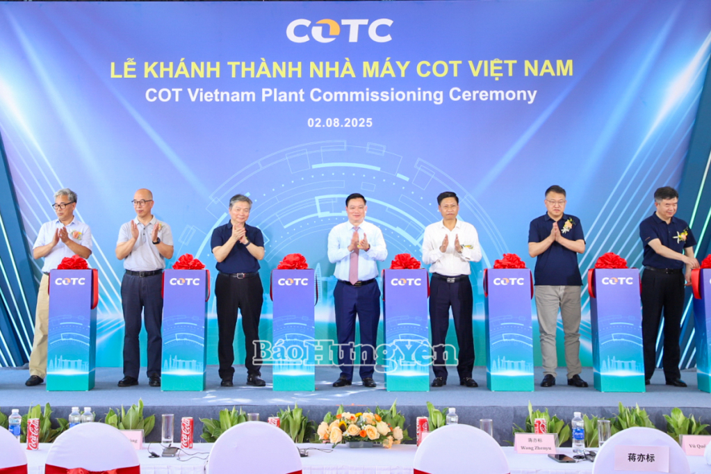Các đại biểu cắt băng khánh thành nhà máy.