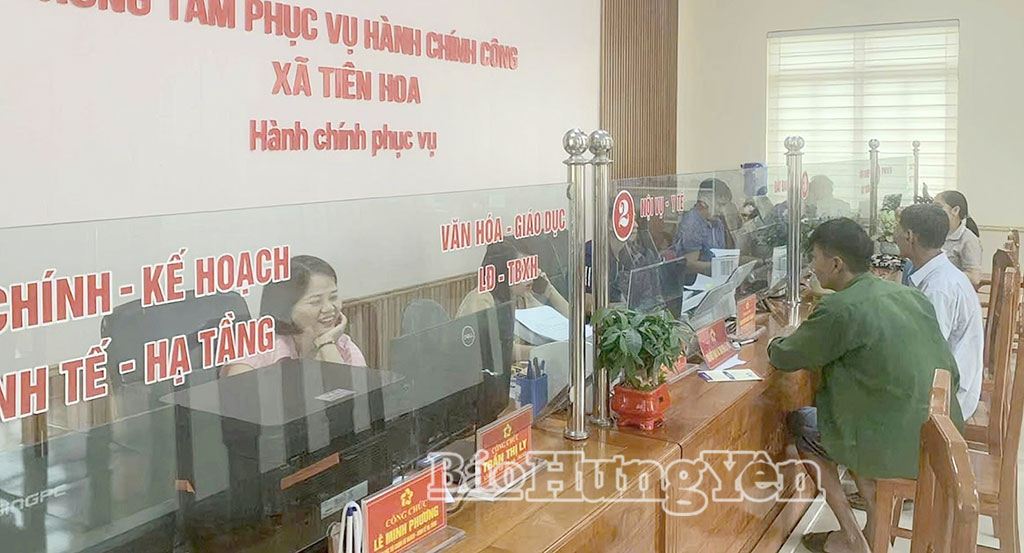 Người dân đến thực hiện các thủ tục hành chính tại Trung tâm Phục vụ hành chính công xã Tiên Hoa.