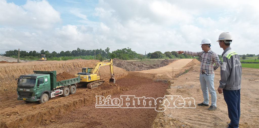 Nhà thầu thi công tuyến số 3 đang gặp nhiều khó khăn do tình trạng khan hiếm vật liệu san lấp, giá cả tăng cao.