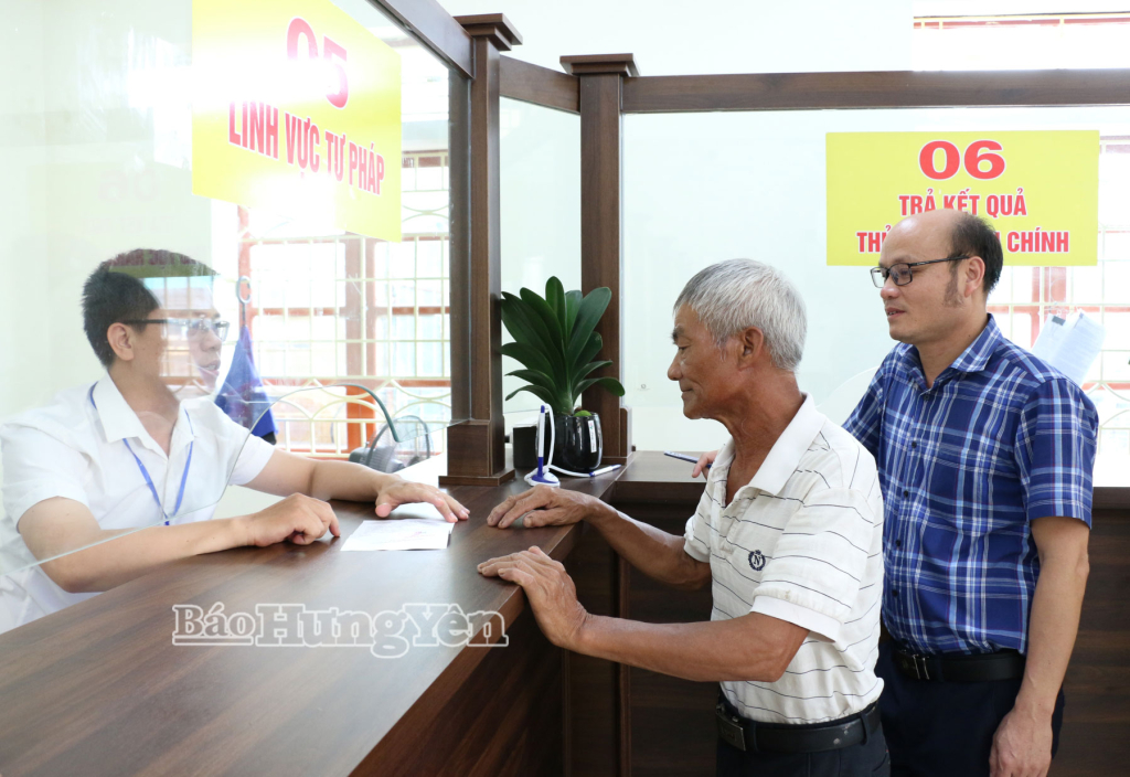 Người dân đến giải quyết thủ tục hành chính tại Trung tâm Phục vụ hành chính công phường Thái Bình.
