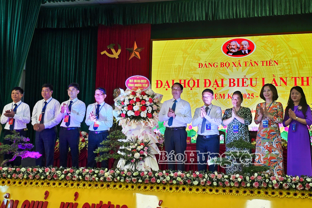 Đồng chí Hoàng Thái Phúc, Ủy viên Ban Thường vụ Tỉnh ủy, Trưởng ban Nội chính Tỉnh ủy tặng hoa chúc mừng Đại hội.