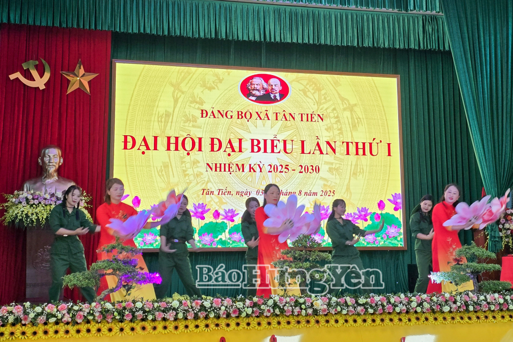 Tiết mục văn nghệ tại Đại hội.