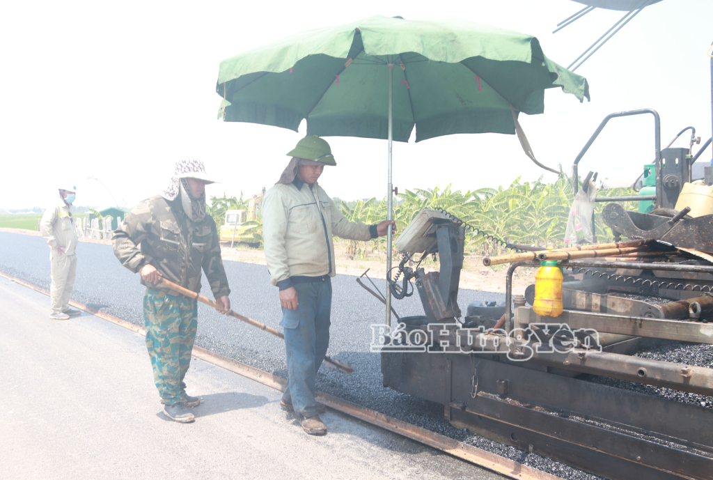 Công nhân thi công tuyến đường bộ ven biển.