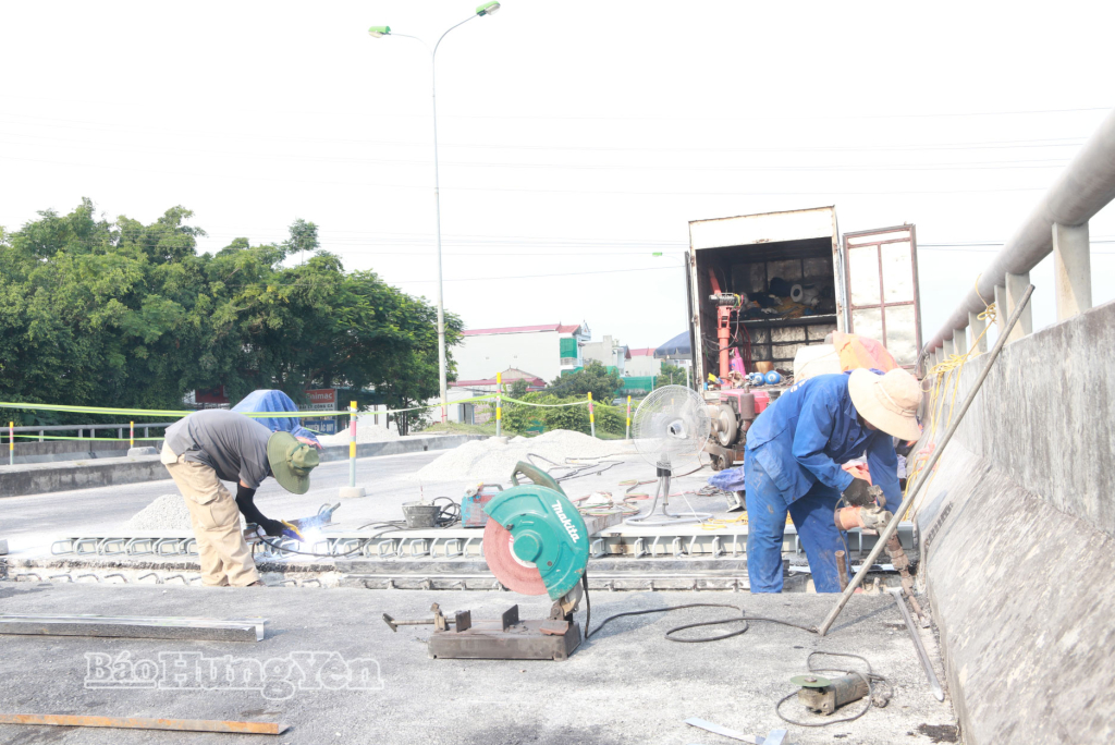 Duy tu, bảo dưỡng tuyến quốc lộ 10 đoạn qua địa phận xã Vũ Thư.
