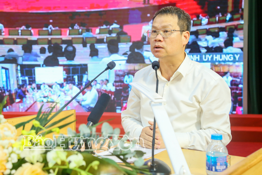 Đồng chí Nguyễn Mạnh Hùng, Phó Bí thư Tỉnh ủy, Chủ tịch Ủy ban MTTQ Việt Nam tỉnh quán triệt chỉ thị của Ban Bí thư tại hội nghị.