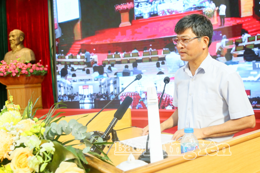Đồng chí Lê Xuân Tiến, Ủy viên Ban Thường vụ Tỉnh ủy, Phó Chủ tịch Thường trực HĐND tỉnh quán triệt chỉ thị của Bộ Chính trị tại hội nghị.