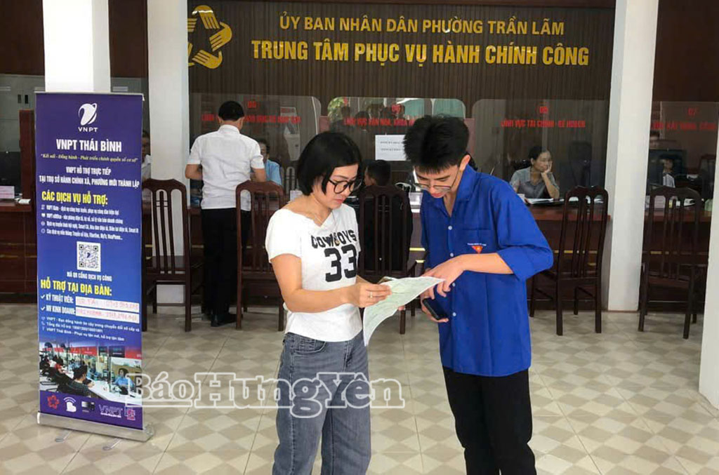 Đoàn TNCS Hồ Chí Minh phường Trần Lãm hỗ trợ người dân thực hiện dịch vụ công trực tuyến.