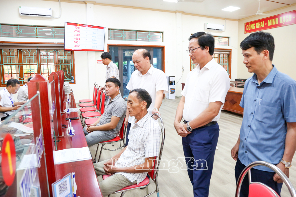 Kiểm tra tại Trung tâm phục vụ Hành chính công xã Thư Vũ.
