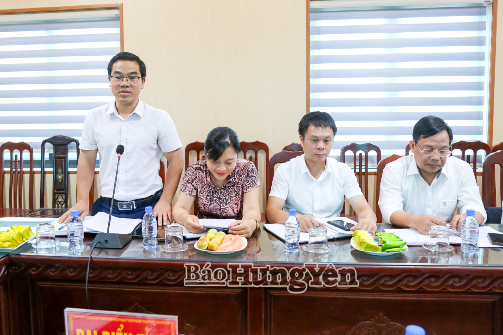 Lãnh đạo xã Vũ Tiên báo cáo kết quả thực hiện nhiệm vụ với Tổ công tác.