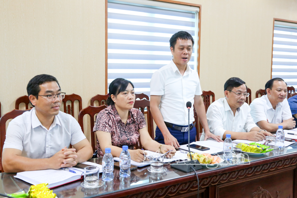Lãnh đạo xã Thư Vũ báo cáo kết quả thực hiện nhiệm vụ với Tổ công tác.