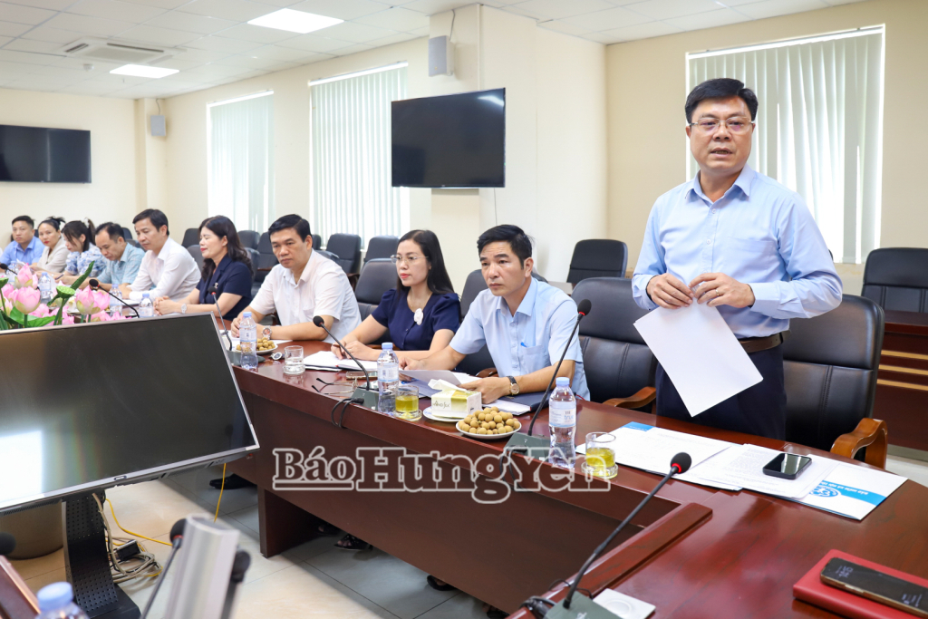 Giám đốc BHXH tỉnh Hưng Yên phát biểu tại cuộc họp.