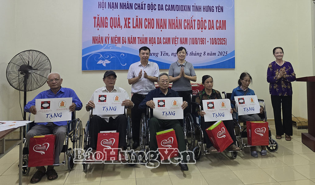 Hội Nạn nhân chất độc da cam/ĐiôxinViệt Nam phối hợp Tổ chức Cứu trợ y tế và kỹ thuật cho Việt Nam, Lào và Campuchia trao quà, tặng xe lăn cho nạn nhân chất độc da cam.