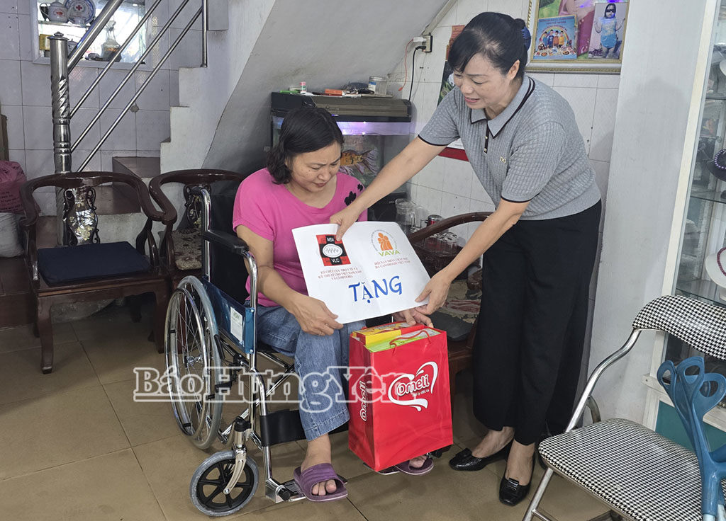 Đại diện Hội Nạn nhân chất độc da cam/Điôxin tỉnh đến tận nhà trao quà và tặng xe lăn cho nạn nhân chất độc da cam.