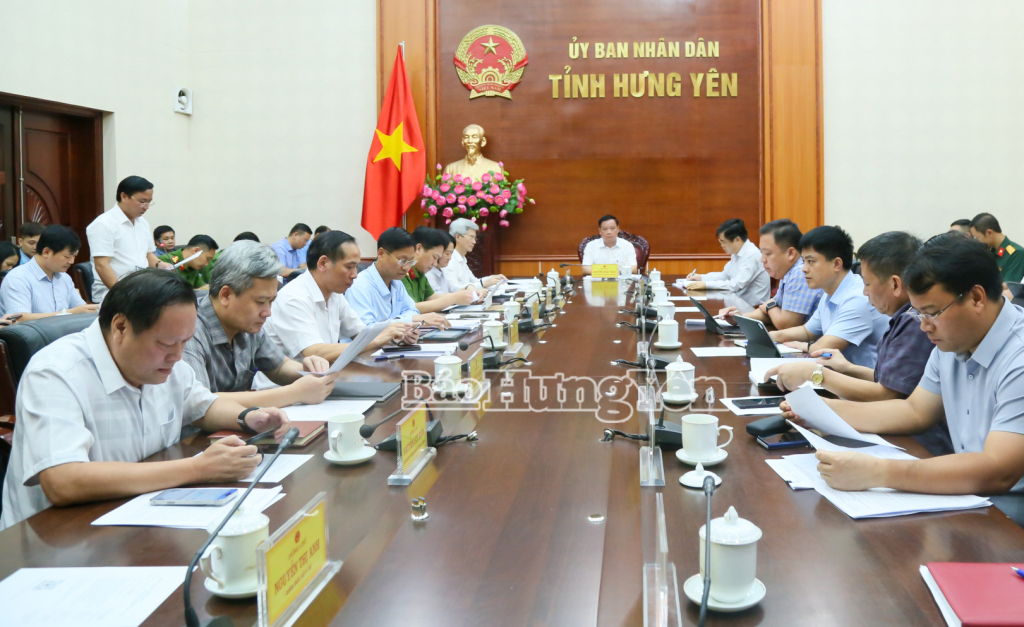 Đồng chí Nguyễn Khắc Thận, Phó Bí thư Tỉnh ủy, Chủ tịch UBND tỉnh, Trưởng ban Chỉ đạo của UBND tỉnh về phát triển khoa học công nghệ, đổi mới sáng tạo, chuyển đổi số và Đề án 06 chủ trì cuộc họp.