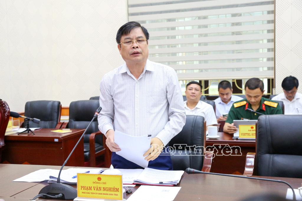 Đồng chí Phạm Văn Nghiêm, Phó Chủ tịch UBND tỉnh, Phó Trưởng ban Thường trực ban Chỉ đạo của UBND tỉnh về phát triển khoa học công nghệ, đổi mới sáng tạo, chuyển đổi số và Đề án 06 phát biểu tại cuộc họp.