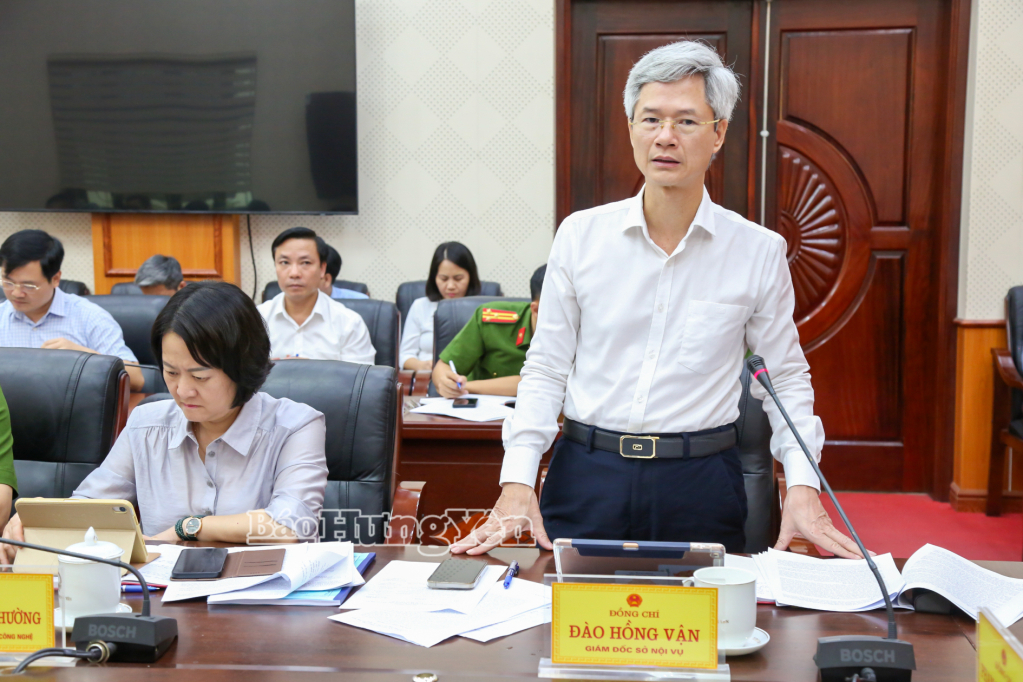 Đồng chí Đào Hồng Vận, Ủy viên Ban Thường vụ Tỉnh ủy, Trưởng đoàn đại biểu Quốc hội tỉnh, Giám đốc Sở Nội vụ, Phó Trưởng ban Chỉ đạo của UBND tỉnh phát biểu tại cuộc họp.