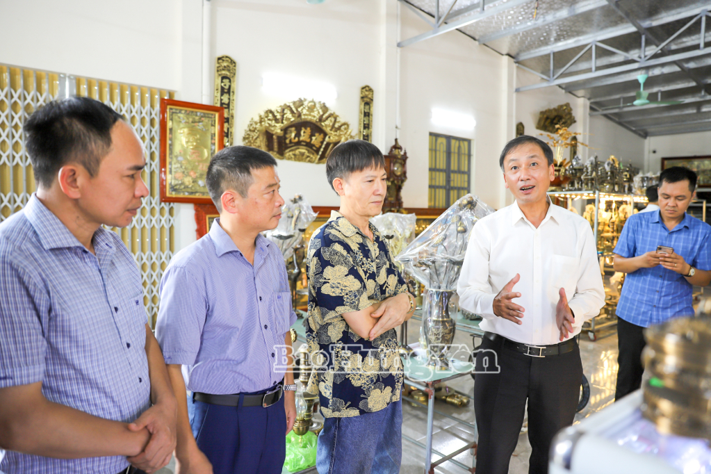 Đồng chí Phó Chủ tịch UBND tỉnh Nguyễn Hùng Nam thăm Hợp tác xã Chạm bạc Đồng Xâm.