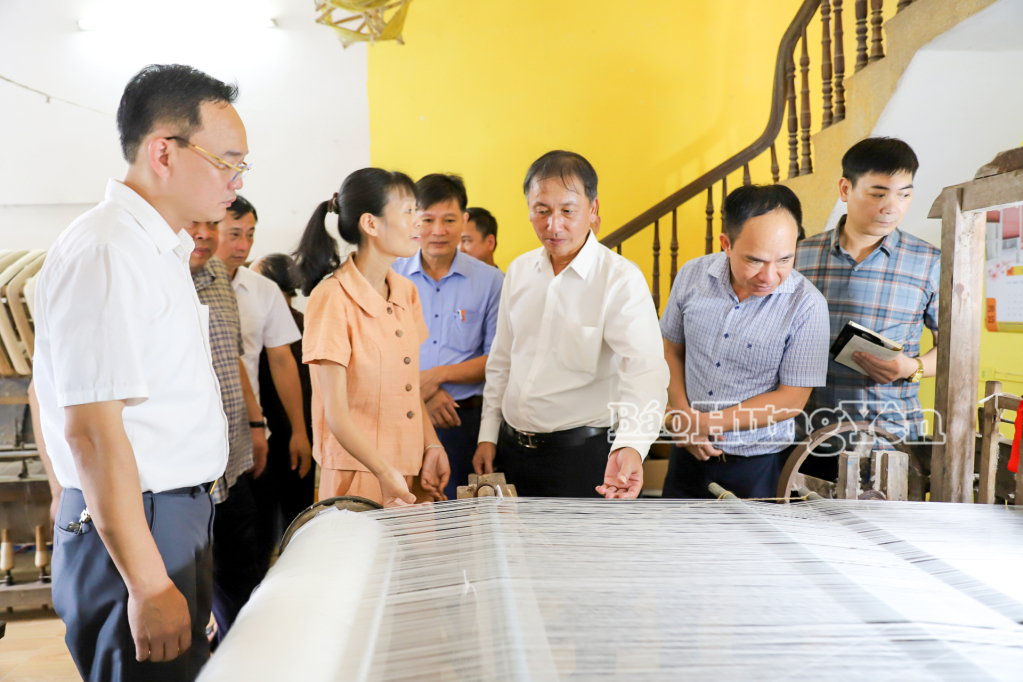 Đồng chí Phó Chủ tịch UBND tỉnh Nguyễn Hùng Nam thăm Hợp tác xã dệt Đũi Nam Cao.