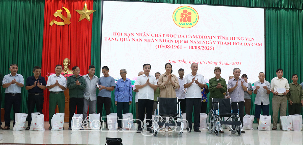 Hội Nạn nhân chất độc da cam/Điôxin tỉnh Hưng Yên trao quà, xe lăn tặng nạn nhân chất độc da cam tại xã Tiên Tiến.