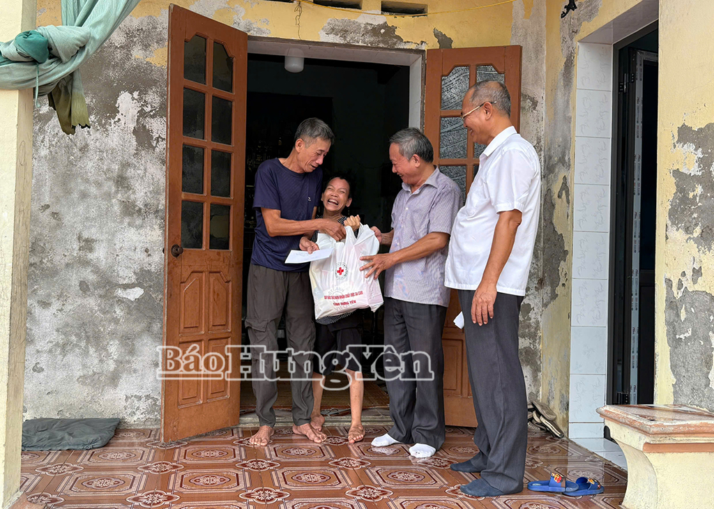 Đoàn đến thăm và tặng quà nạn nhân và gia đình nạn nhân chất độc da cam tại xã Tiên Hoa.