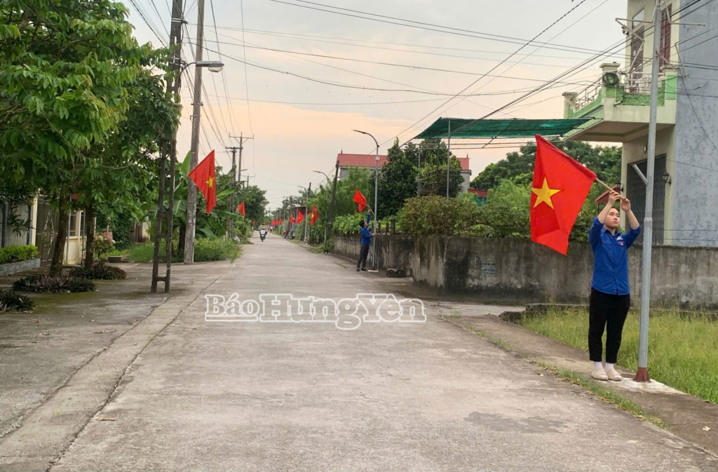 Đoàn viên thanh niên xã Nam Thái Ninh treo cờ Tổ quốc chào mừng kỷ niệm 80 năm Cách mạng Tháng Tám thành công và Quốc khánh 2/9.