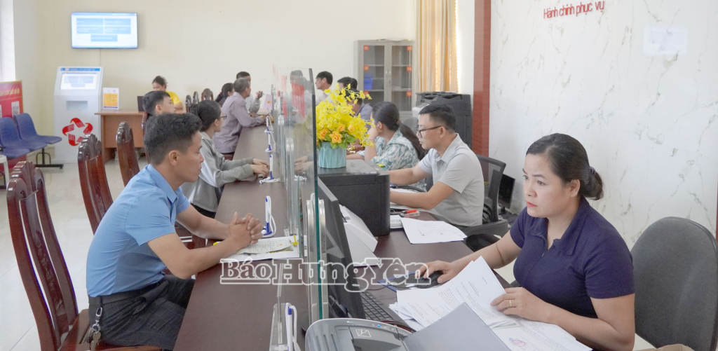 Trung tâm Phục vụ hành chính công xã Nam Thái Ninh nỗ lực giải quyết thủ tục hành chính cho người dân.