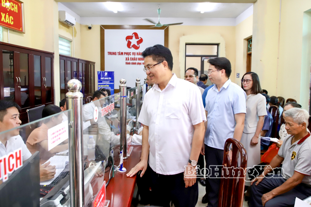 Tổ công tác kiểm tra tại Trung tâm Phục vụ hành chính công xã Châu Ninh.