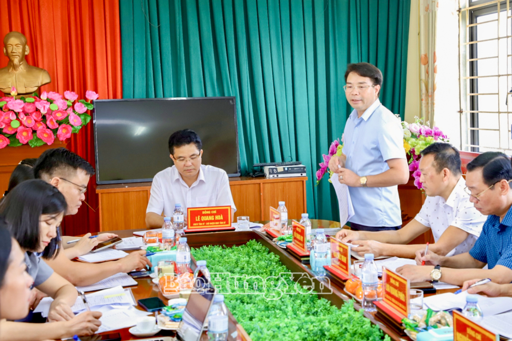 Bí thư Đảng ủy xã Châu Ninh phát biểu tại buổi kiểm tra.