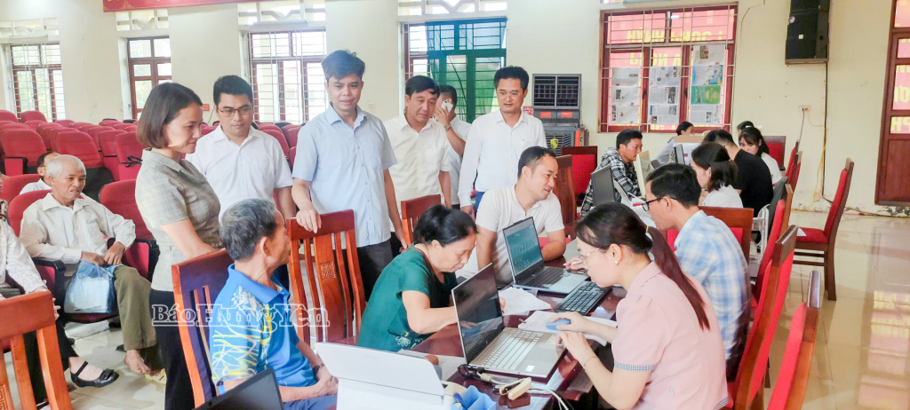 Tổ công tác kiểm tra thực tế tại Trung tâm Phục vụ hành chính công xã Đoàn Đào.
