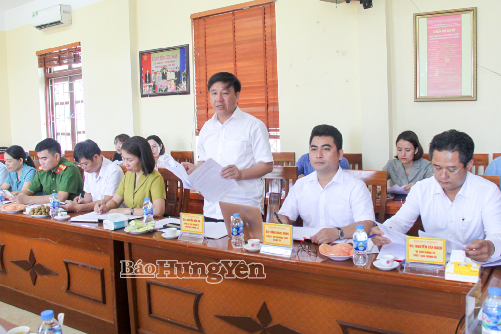 Đại diện lãnh đạo địa phương báo cáo tại buổi kiểm tra.