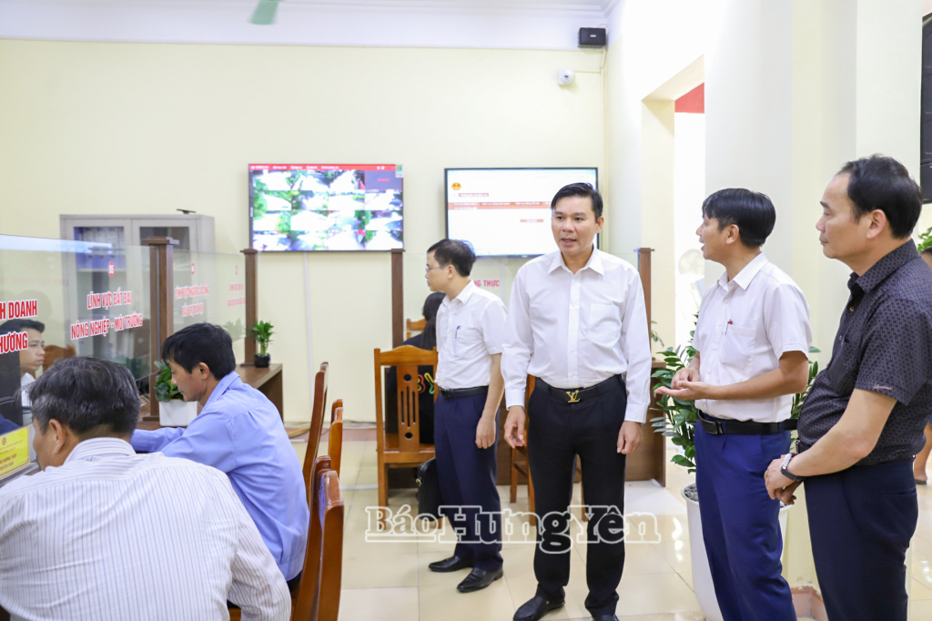 Đồng chí Nguyễn Lê Huy, Ủy viên Ban Thường vụ Tỉnh ủy, Phó Chủ tịch UBND tỉnh kiểm tra Trung tâm Phục vụ hành chính công phường Hồng Châu.