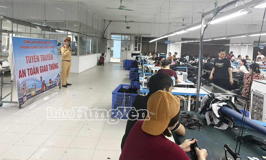 Tuyên truyền pháp luật về trật tự an toàn giao thông tại Công ty TNHH may Giang Cường ở xã Tây Thái Ninh.