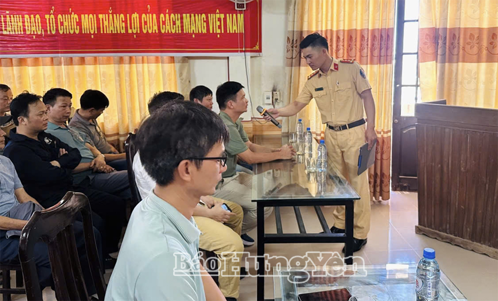 Cán bộ Công ty TNHH Sứ Đông Lâm (xã Ái Quốc) trao đổi với báo cáo viên về quy định pháp luật an toàn giao thông.