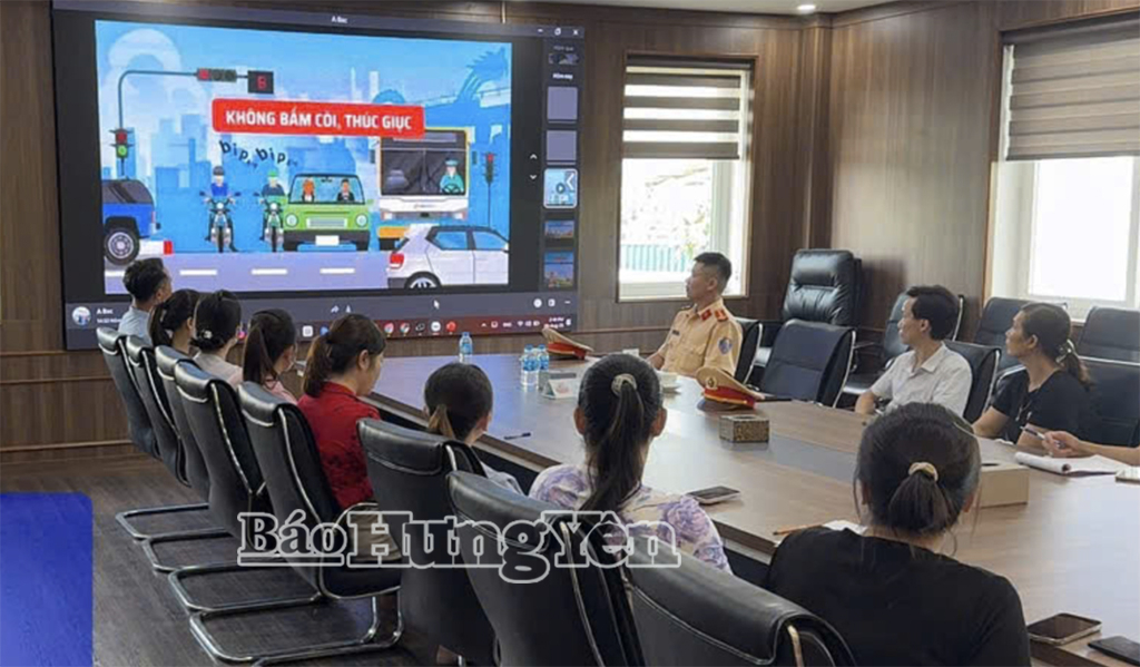 Tuyên truyền pháp luật về trật tự an toàn giao thông qua trình chiếu video tại Công ty may Bảo Hưng, phường Sơn Nam.