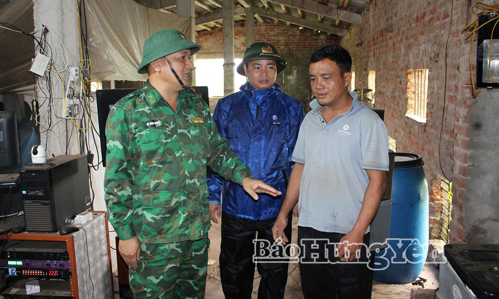 Lực lượng chức năng vận động hộ dân nuôi tôm ngoài đê biển di chuyển vào nơi an toàn tránh bão số 3.