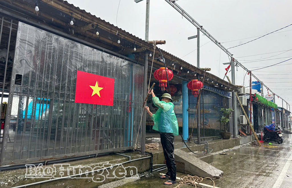 Hộ dân xã Đồng Châu chằng buộc lại các quán bán hàng tại khu vực ven biển để phòng, chống  bão số 3.