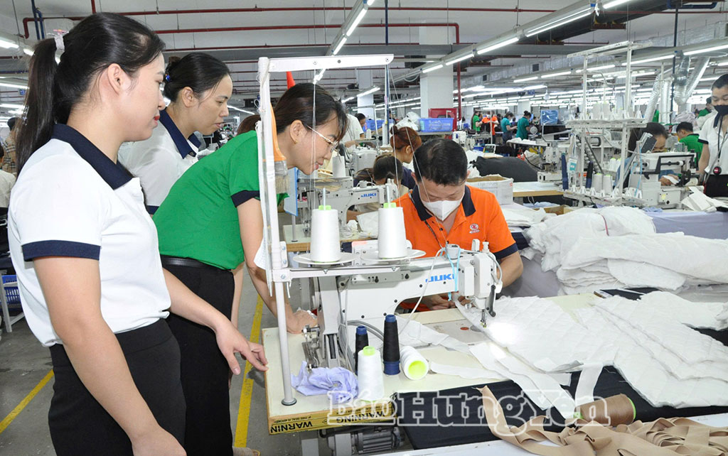 Công ty Cổ phần may và dịch vụ xuất nhập khẩu Hưng Long I (xã Việt Tiến) thường xuyên khích lệ công nhân thi đua lao động sáng tạo.