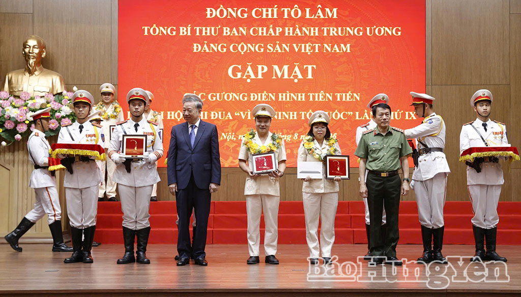Tổng Bí thư Tô Lâm với các điển hình tiên tiến trong Công an nhân dân và lực lượng bảo vệ an ninh trật tự. (Trung tá Nguyễn Thị Lệ Oanh đứng thứ 4 từ bên phải sang).