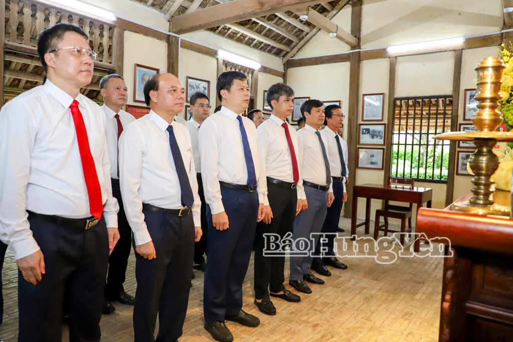 Đồng chí Trần Quốc Toản, Phó Bí thư Thường trực Tỉnh ủy, Bí thư Đảng ủy các cơ quan Đảng tỉnh và các đại biểu dâng hương tưởng nhớ Chủ tịch Hồ Chí Minh.