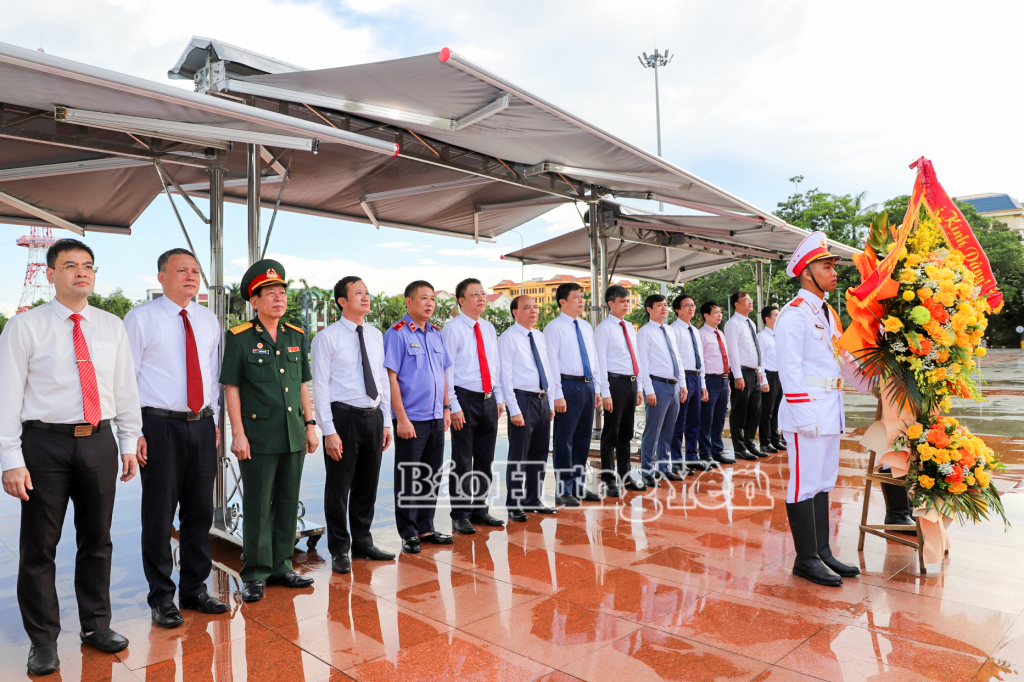 Đồng chí Trần Quốc Toản, Phó Bí thư Thường trực Tỉnh ủy, Bí thư Đảng ủy các cơ quan Đảng tỉnh và các đại biểu dâng hoa tại Tượng đài Tổng Bí thư Nguyễn Văn Linh.