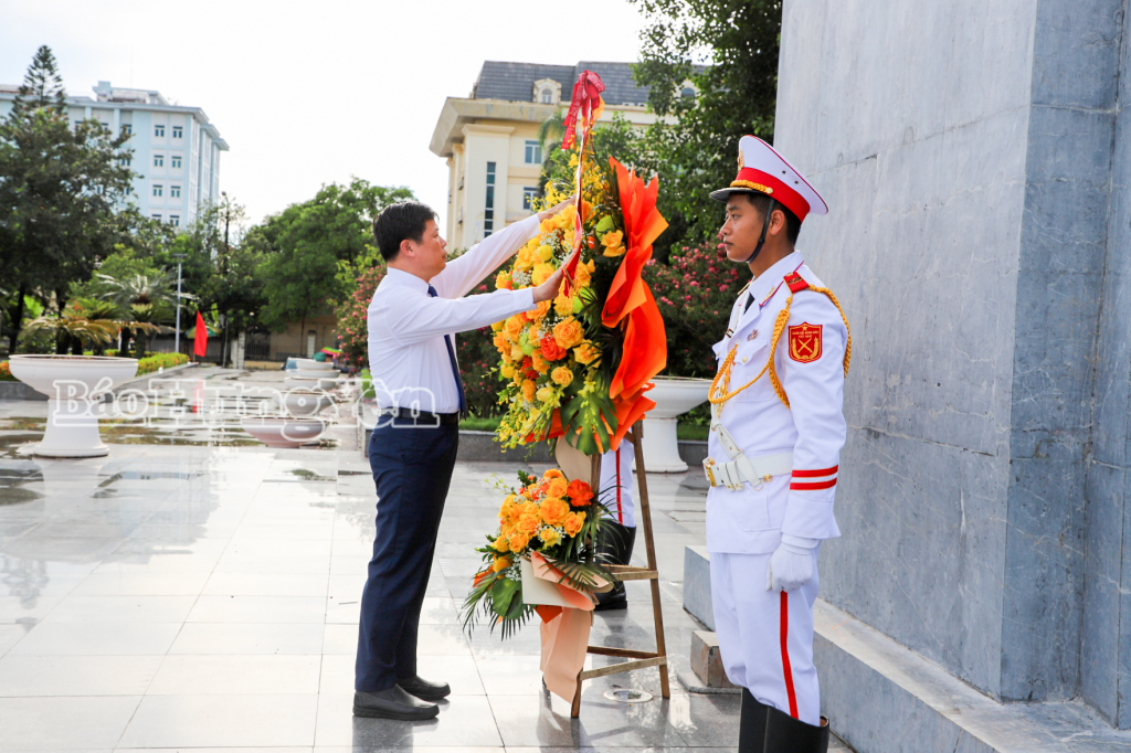 Đồng chí Trần Quốc Toản, Phó Bí thư Thường trực Tỉnh ủy, Bí thư Đảng ủy các cơ quan Đảng tỉnh dâng hoa tại Tượng đài Tổng Bí thư Nguyễn Văn Linh.