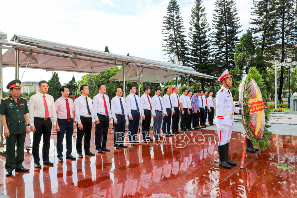 Đồng chí Trần Quốc Toản, Phó Bí thư Thường trực Tỉnh ủy, Bí thư Đảng ủy các cơ quan Đảng tỉnh và các đại biểu đặt vòng hoa, dâng hương tưởng niệm các Anh hùng liệt sĩ.