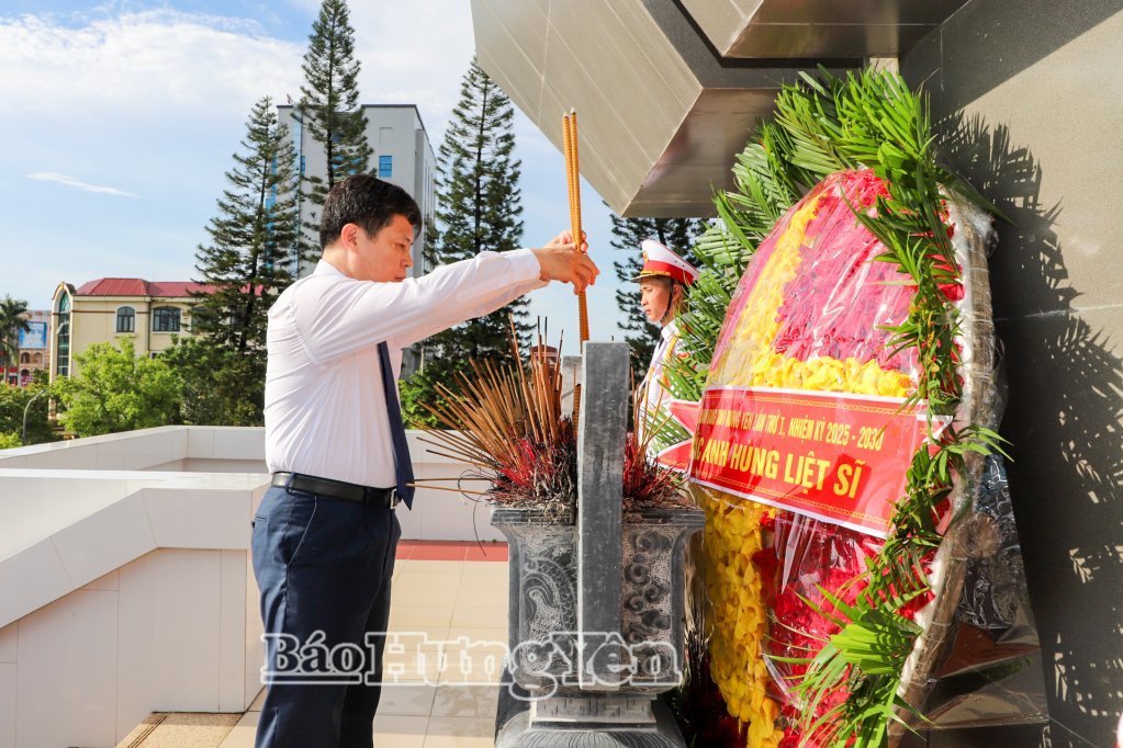 Đồng chí Trần Quốc Toản, Phó Bí thư Thường trực Tỉnh ủy, Bí thư Đảng ủy các cơ quan Đảng tỉnh dâng hương tưởng niệm các Anh hùng liệt sĩ.